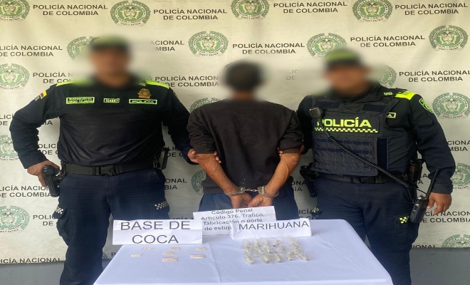 Dos polic&iacute;as y una persona capturada, marihuana y base de coca por el delito de porte de estuperfacientes 