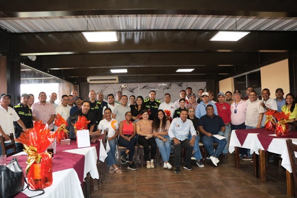 Policía Nacional en Montería reconoce la labor del gremio periodístico en un almuerzo de compañeros