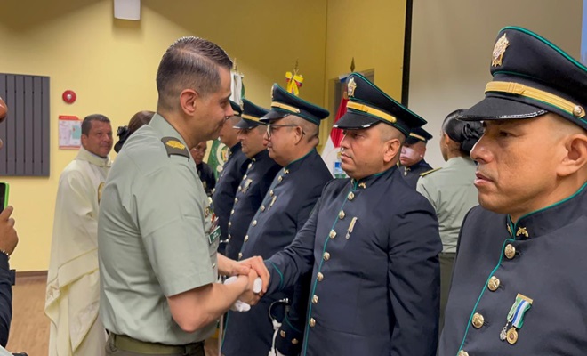comandante de la policía en montería estrechando la mano del personal ascendido