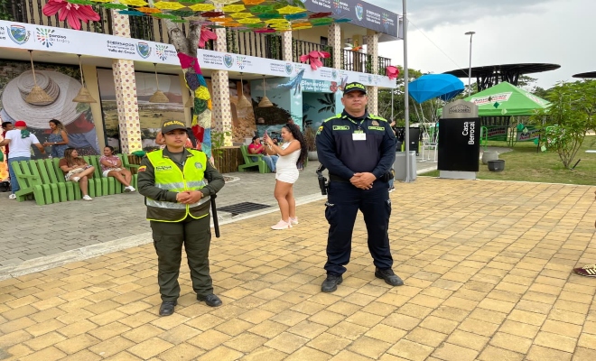 dos  uniformados  prestando seguridad en el pueblito cordobés  