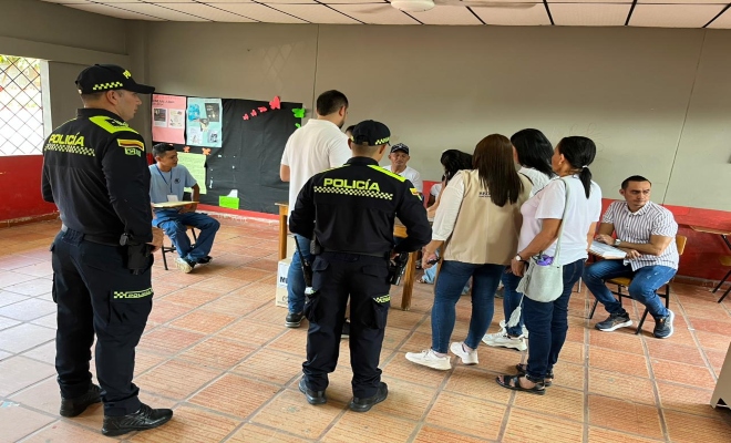 dos uniformados prestando seguridad en instalaciones de un centro educativo Ciénaga de Oro, Córdoba