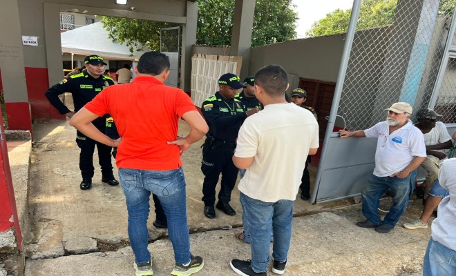 cuatro uniformados realizando  verificación  a ciudadanos del municipio 