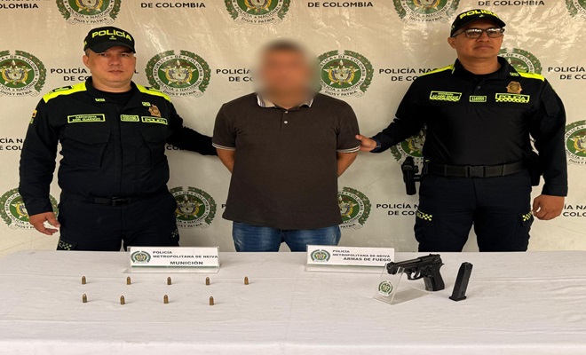 Dos policías, un capturado y con un arma de fuego incautada
