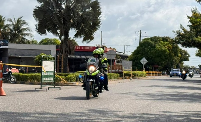 Dos funcionarios de tránsito montados en una motocicleta