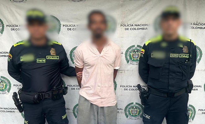 Dos policías y un sujeto capturado