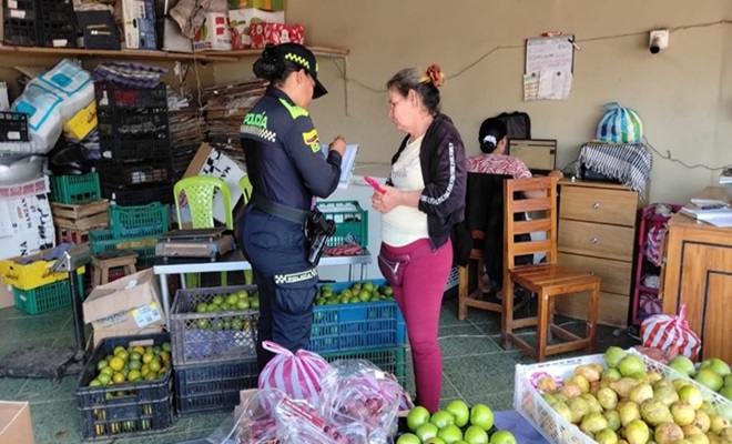 Un funcionario policial dialogando con la comunidad