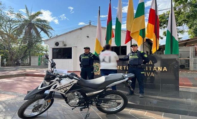 Persona capturada por la policía y moto recuperada en plaza de banderas