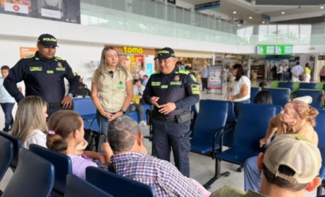 Dos funcionarios policiales, una funcionaria del ICBF y comunidad