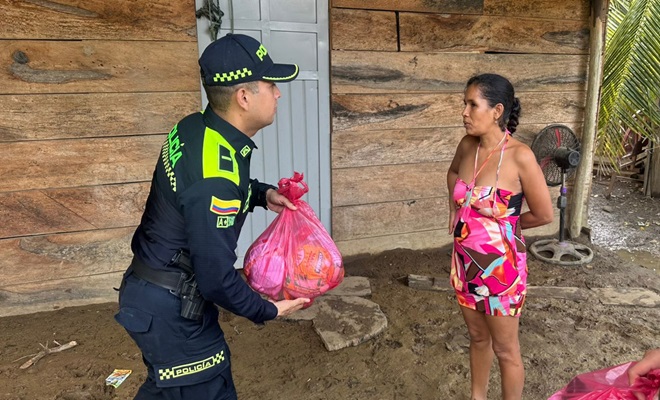 Polic&iacute;a entregando mercado a una ciudadana