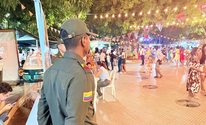 Dos policías en el parque de la ciudad de Montería