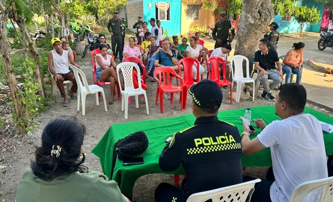 Policía dialogando con la ciudadanía