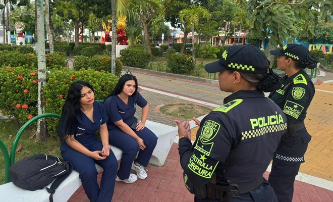 Dos policías con la comunidad