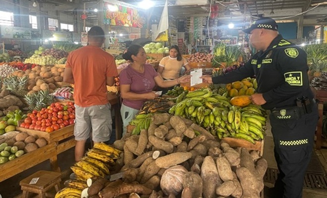 Un Policía con una ciudadana