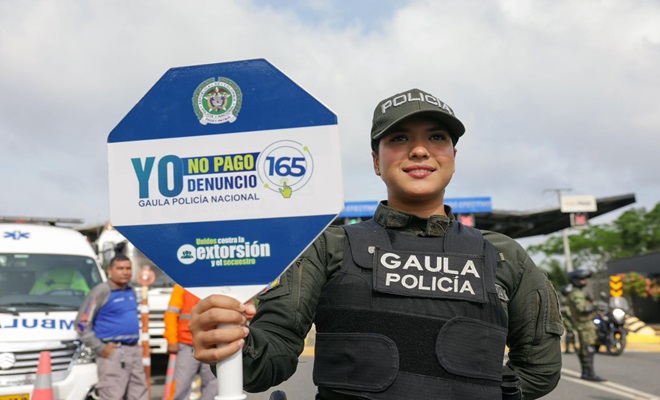 Mujer policía en una vía nacional