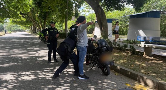 Funcionarios policiales realizando registro a persona a un ciudadano