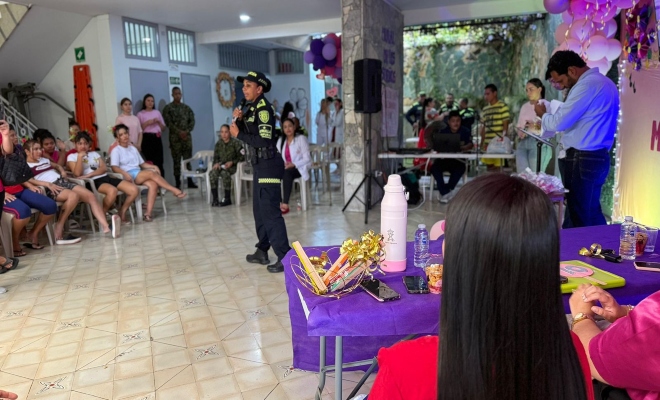 Un policía realizando charla a unos ciudadanos 