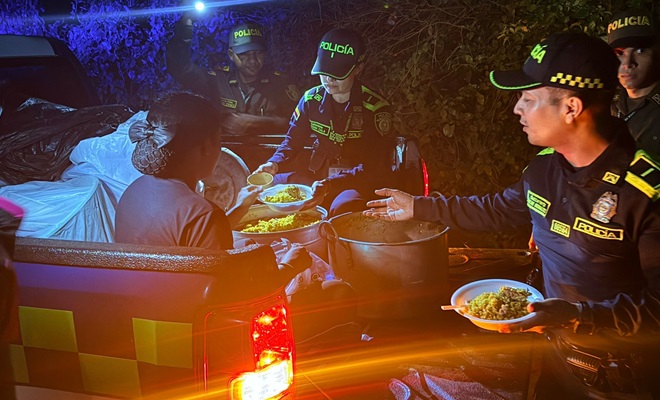Polic&iacute;as con acciones de acompa&ntilde;amiento y acercamiento a la comunidad