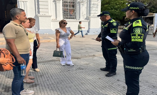 Dos Policías de Infancia dialogando con tres ciudadanos