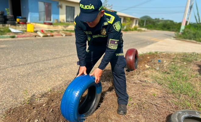 Funcionario policial organizando una llanta de color azul