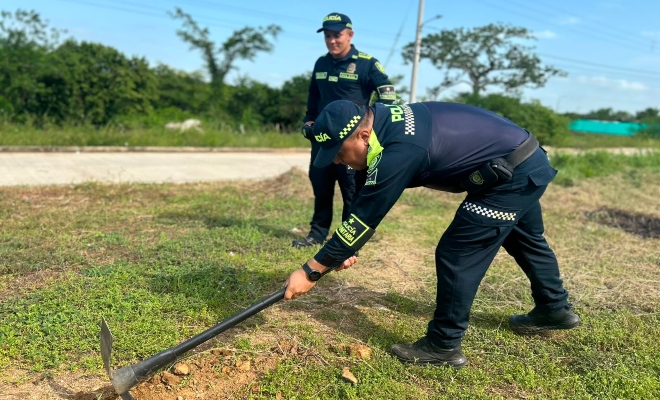 Dos funcionarios policiales realizando actividades de ornato en actividad de recuperación de espacio público 