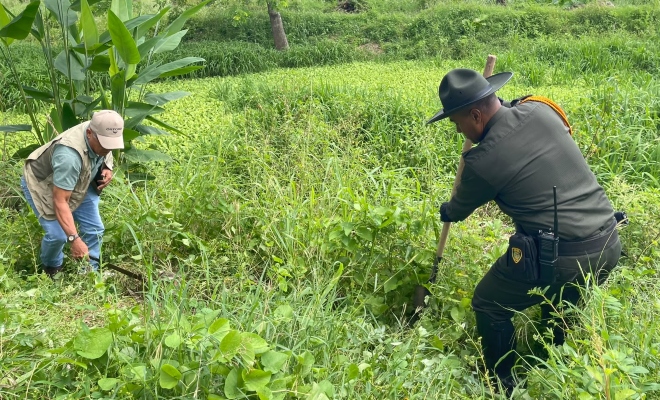 Funcionario policial junto a un ciudadano haciendo labores de recuperación 