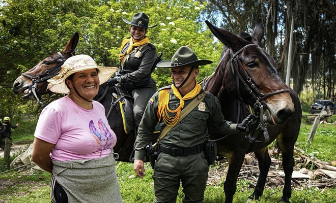 Policías junto a un señora acompañando a las comunidades rurales