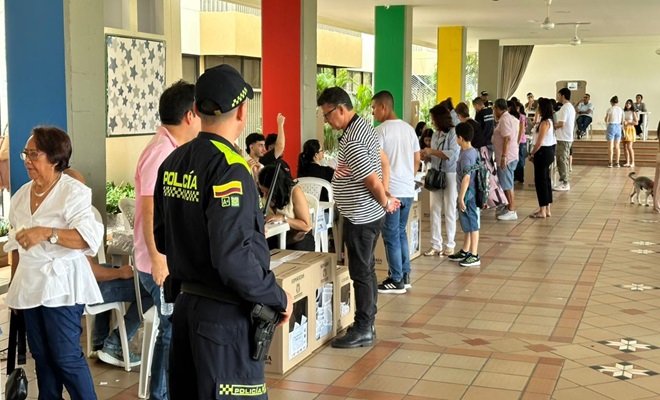 Polic&iacute;as  garantizando seguridad a la comunidad 