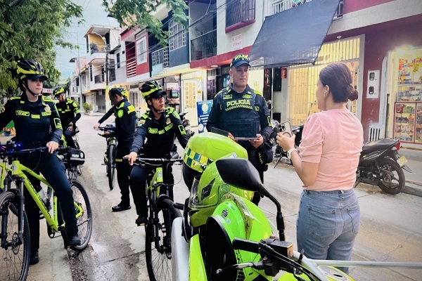 Cinco Policías de Patrulla purpura compartiendo información con una ciudadana