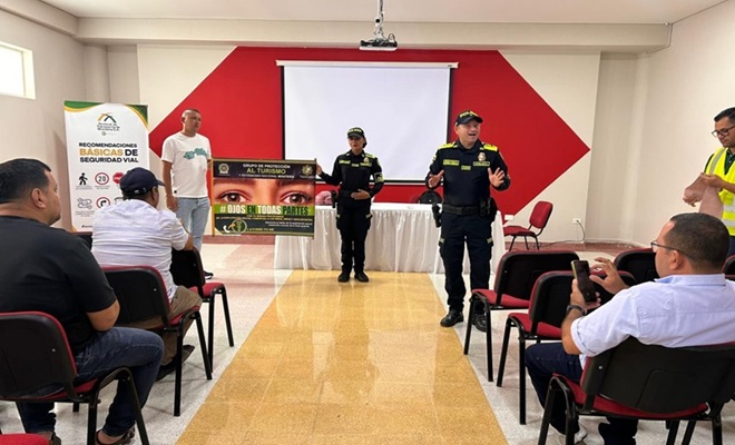 Dos funcionarios policiales realizando una charla al gremio de transportadores