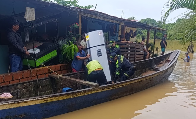 Polic&iacute;as transportan enseres en canoa