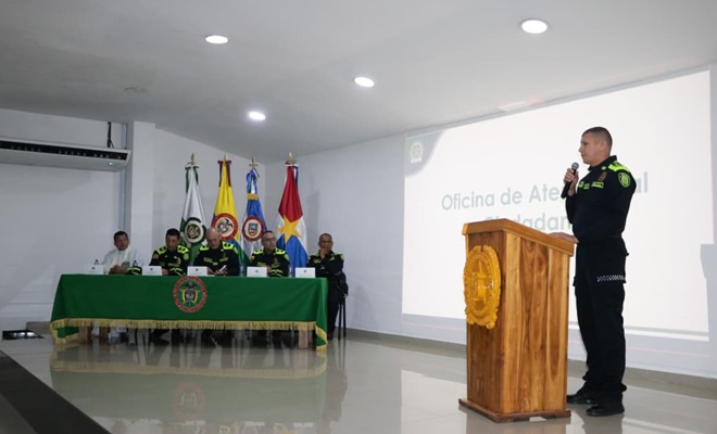 Policía suministrando información 