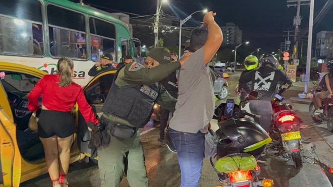 Policias requisando ciudadanos en Barranquilla