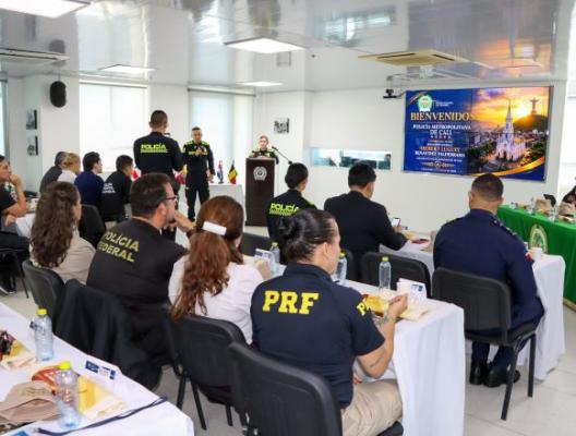 Funcionarios de la Policía Nacional de Colombia y representantes de cuerpos de policía de diferentes países participan en el III Encuentro de la Comunidad Internacional de Agregados y Oficiales de Enlace Acreditados en Colombia (CINAC), un espacio para fortalecer la cooperación internacional, el intercambio de experiencias y la seguridad regional.