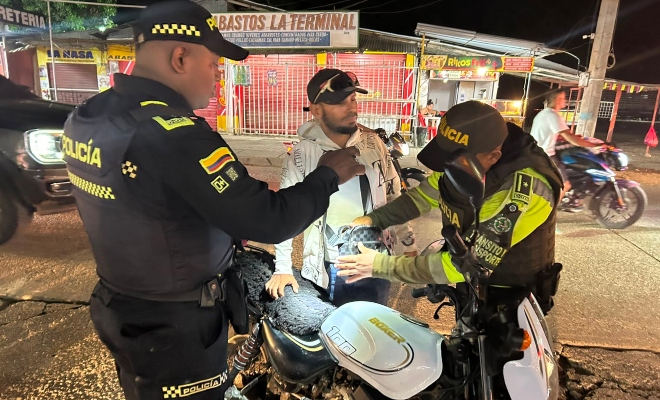 Dos funcionarios policiales realizando actividad de registro a un ciudadano 