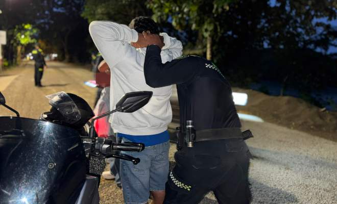 Funcionario policial realizando registro a persona a un ciudadano 