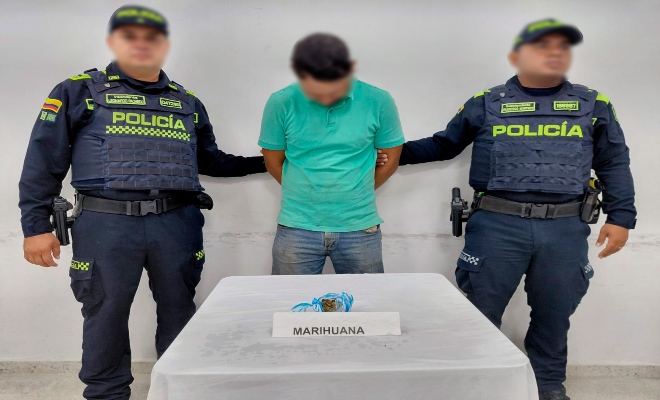 dos uniformados de la polic&iacute;a nacional con una persona capturada por el presunto delito delito de tr&aacute;fico, fabricaci&oacute;n o porte de estupefacientes