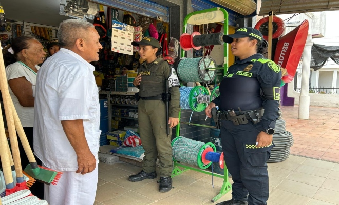 dos uniformados de la polic&iacute;a nacional con dos ciudadanos compartiendo  campa&ntilde;a de prevenci&oacute;n en el municipio de San Carlos  