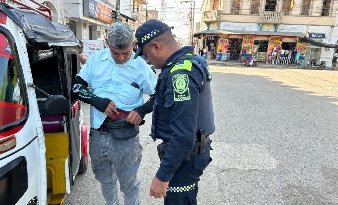 Funcionario policial realizando registro a un ciudadano en vía publica 