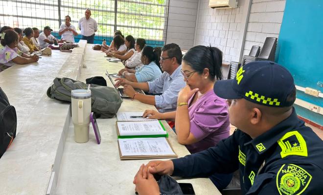 Funcionario policial en reunión interinstitucional en la Institución Educativa El Hato, con la participación de la Secretaría de Salud, la Secretaría de Educación y la Jefatura de Núcleo para fortalecer la convivencia escolar en San Carlos