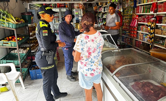 Policía dialogando con tres ciudadanos