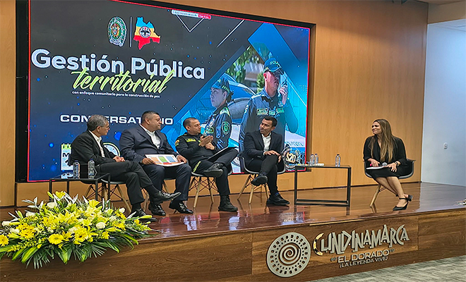 Un Policía en conversatorio con expertos en Gestión Pública 