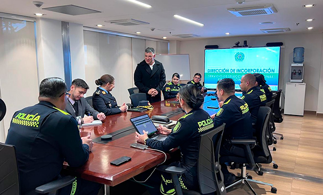Profesionales en mesa técnica de referenciación con Policía Paraguay