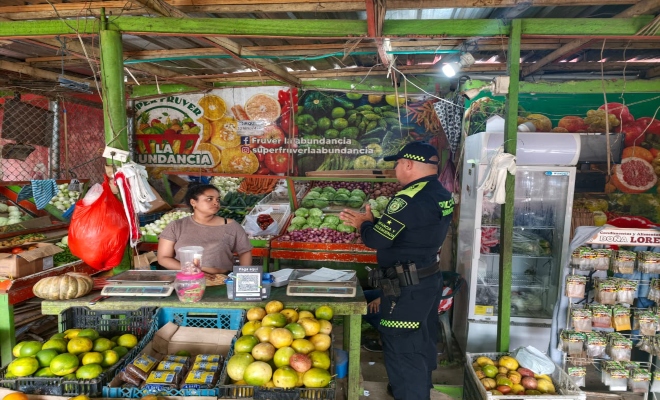 un polic&iacute;a brindando recomendaciones de seguridad a un ciudadano 