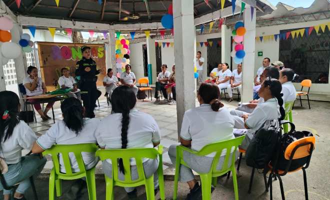 funcionaria policial brindando charla en jornada de prevenci&oacute;n y capacitaci&oacute;n dirigida al personal de talento humano y colaboradores del Centro de Desarrollo Infantil (CDI) &ldquo;Vallecitos del Sin&uacute;&rdquo;, 