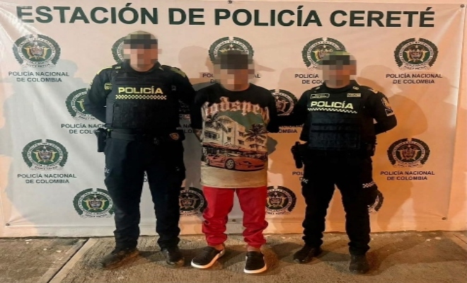 Dos uniformados de la Policía Nacional junto a una persona capturada por el presunto delito de violencia contra servidor público