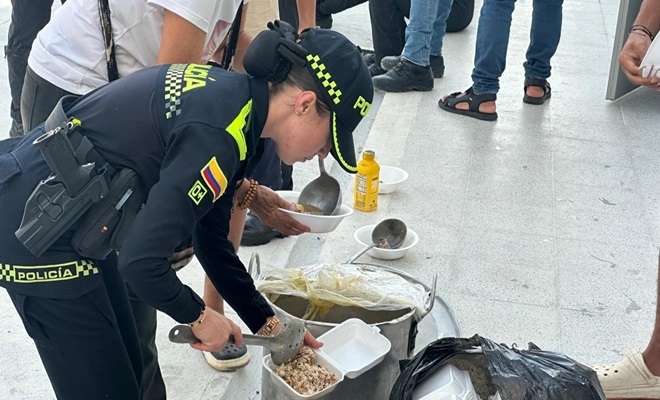 Polic&iacute;a entregando almuerzo