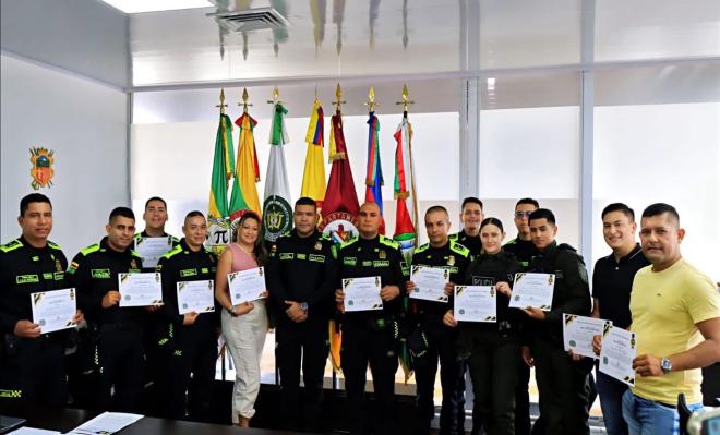 El comandante de la Metropolitana de Ibagué entrega reconocimientos a varios policías destacados.