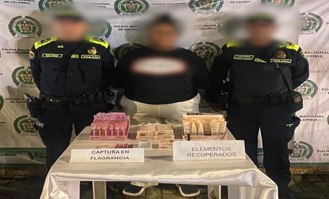 dos uniformados de la Policía Nacional en montería con una ciudadana capturada por el delito de hurto en el centro de la ciudad de montería