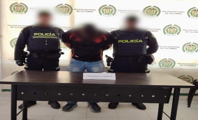 dos uniformados de la polic&iacute;a Nacional junto a un ciudadano capturado por el delito da&ntilde;o en bien ajeno