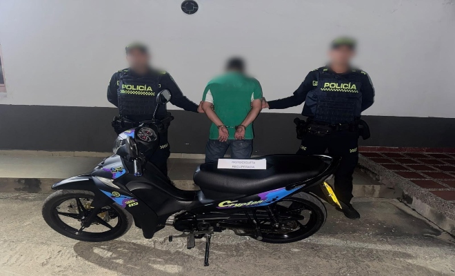 dos uniformados con un ciudadano capturado por el delito de receptación 